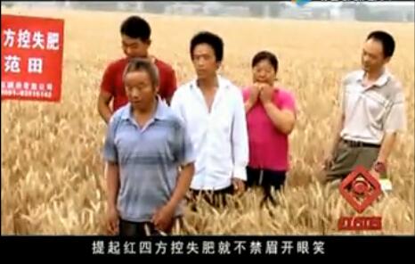 河南省项城城郊化肥销售商正带领农民观摩